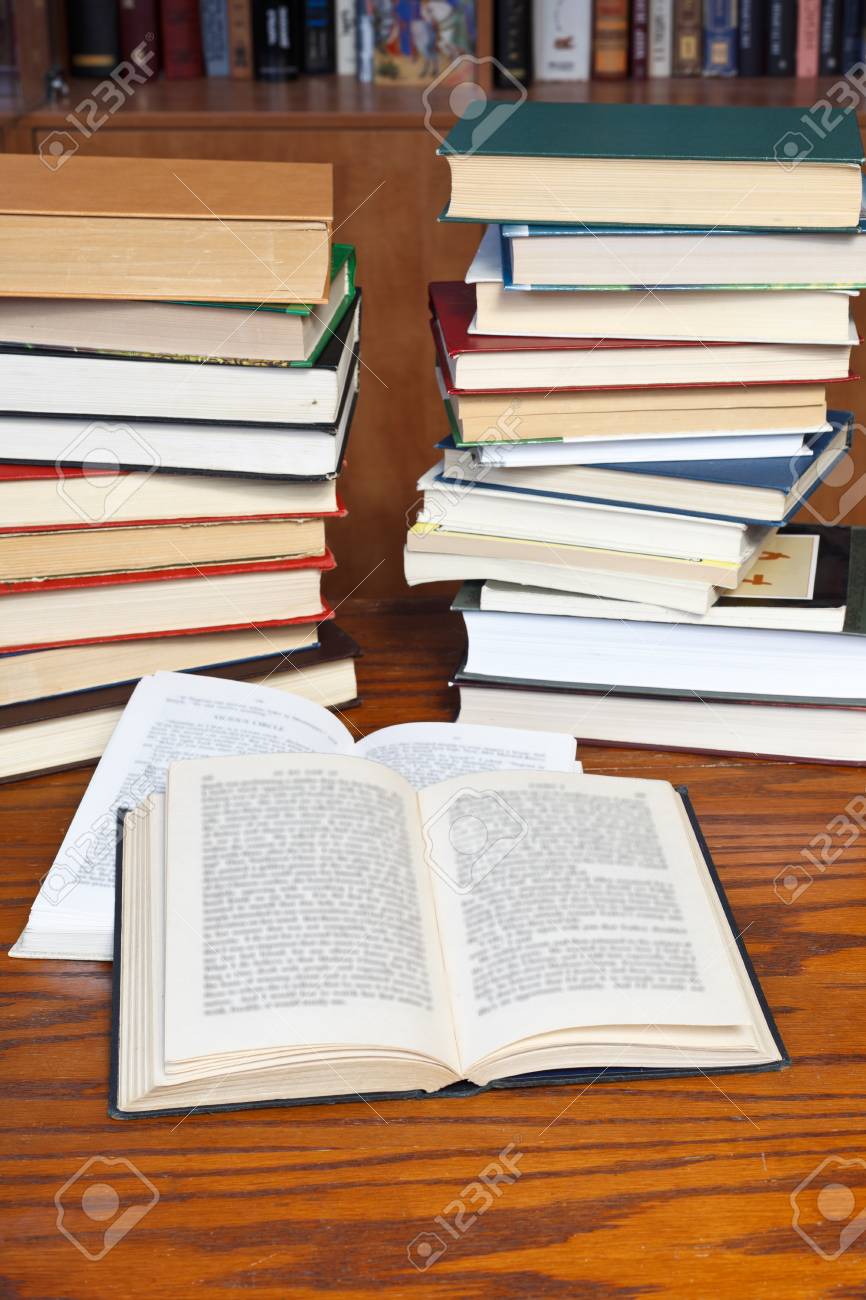 Qué debo empezar a leer para estudiar Derecho 2 Libros de Derecho apilados sobre una mesa