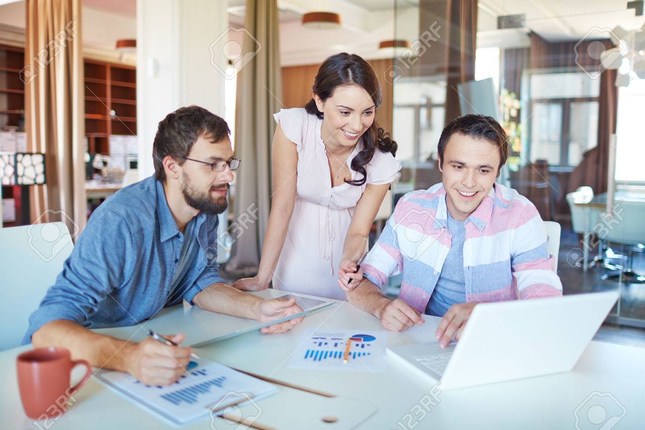 Grupo de socios felices en reunión laboral