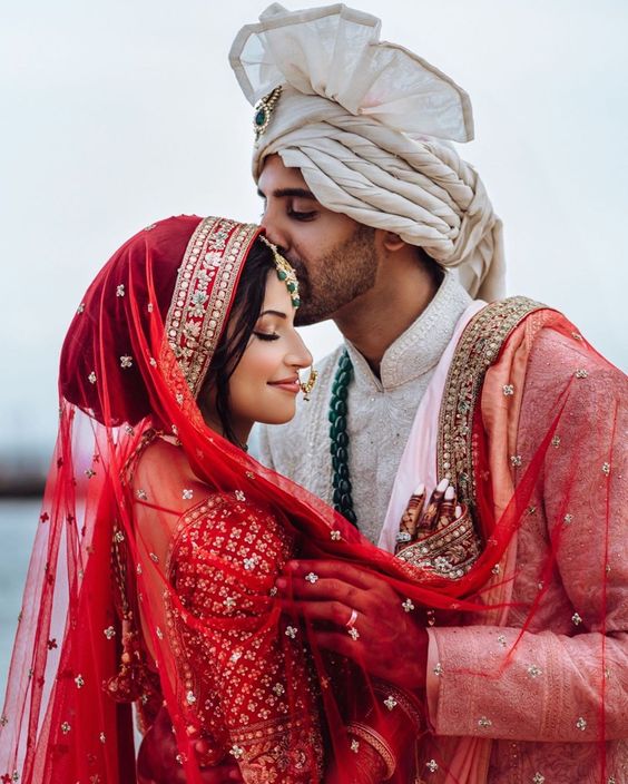 Pareja de diferentes culturas celebrando boda