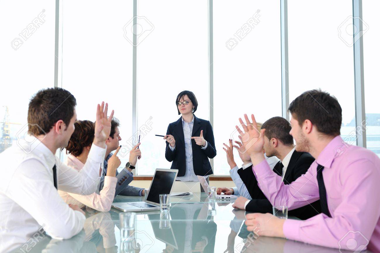 9077256 grupo de personas de negocios de jovenes felices reunion en sala de conferencias y discutir sobre