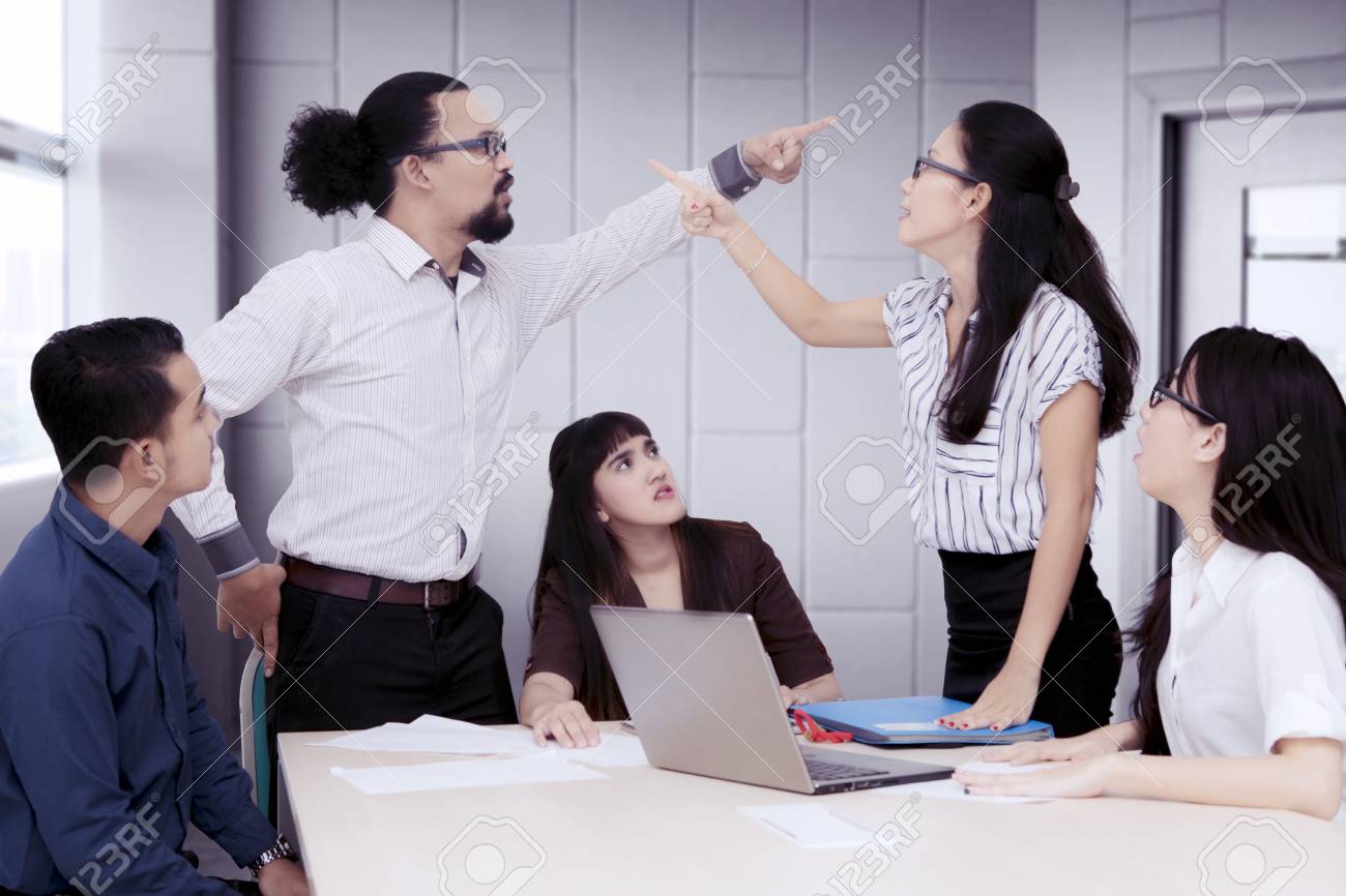 Fotografía de personas discutiendo en una reunión