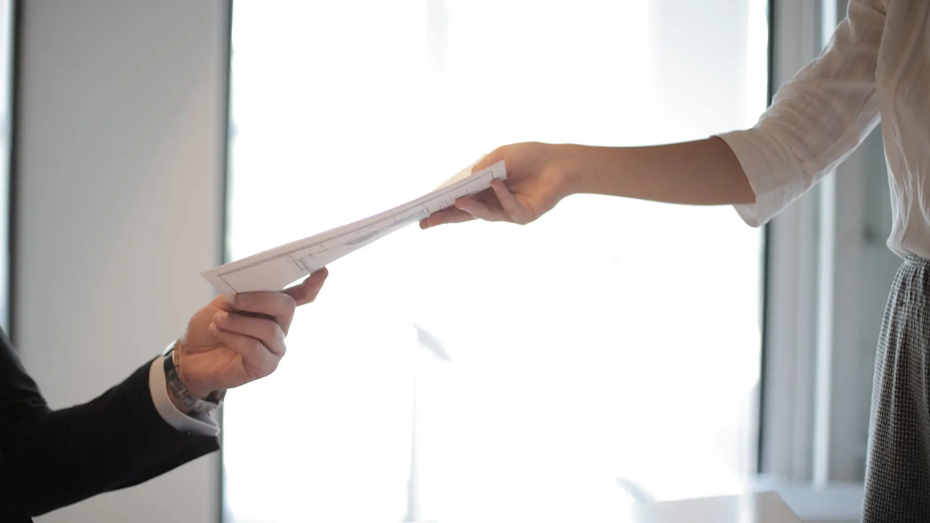 Cuando estoy exento de pagar plusvalía municipal 2 Persona revisando documentos legales sobre plusvalía municipal