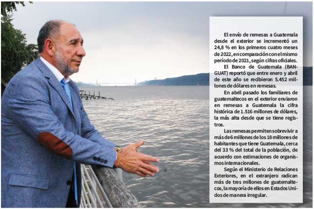 Empresario guatemalteco revisando la Ley de Sociedades