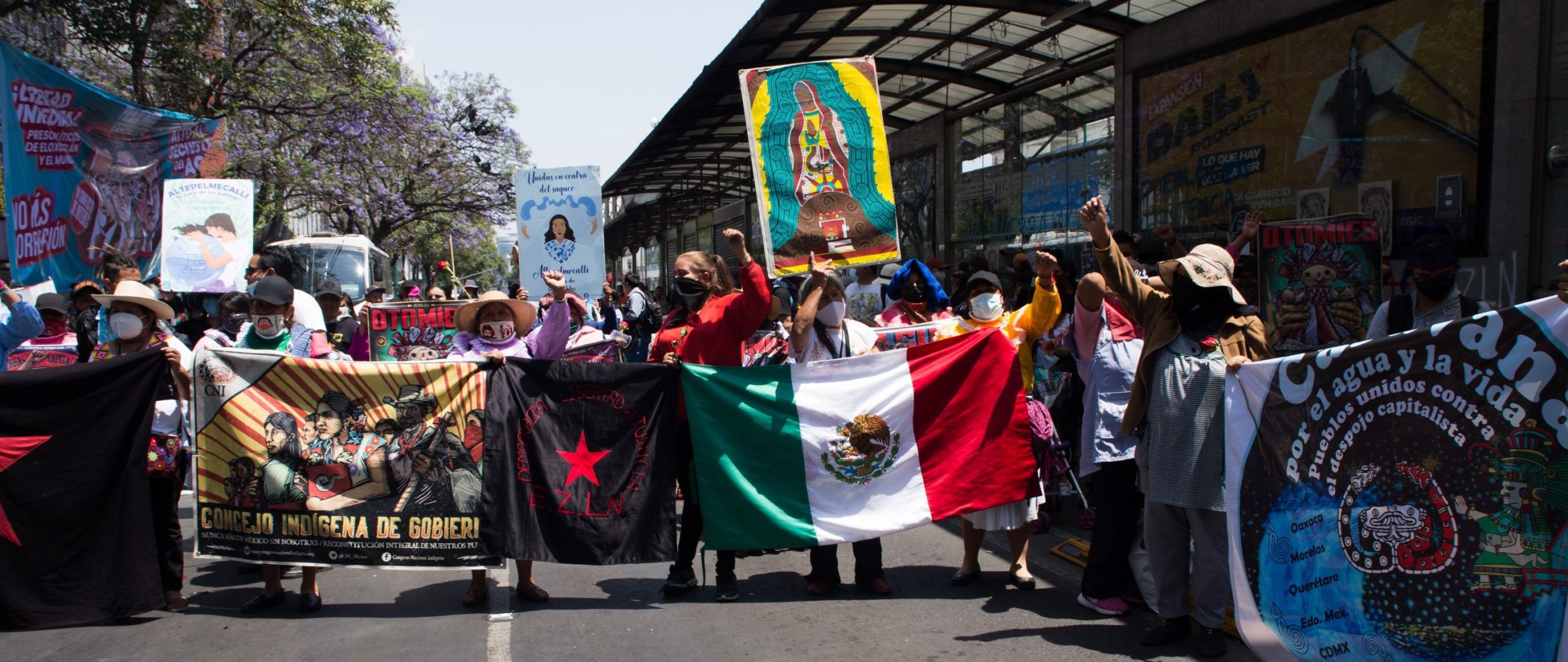 Personas manifestando contra tratados internacionales en México
