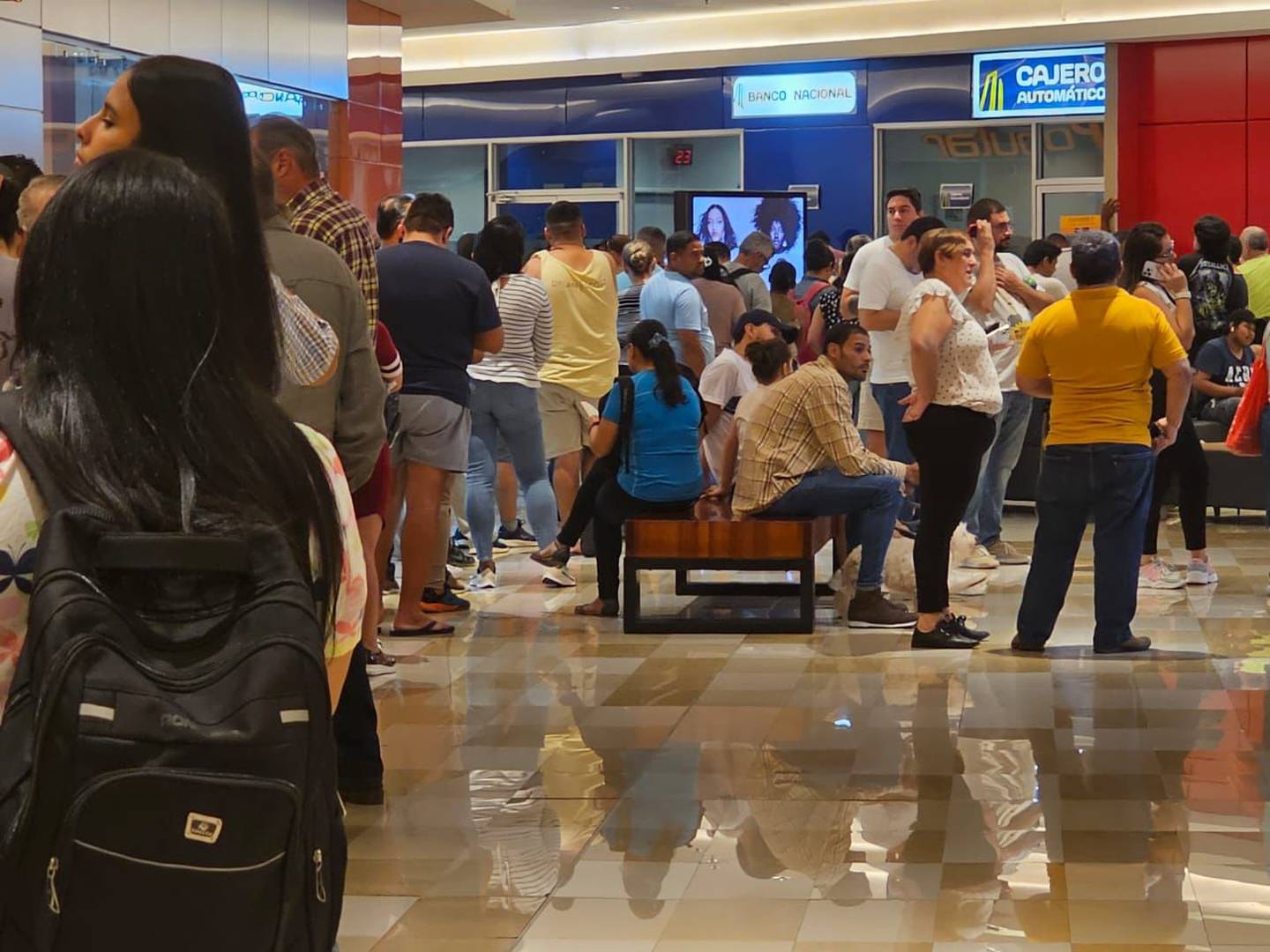 Cuando el sábado es día hábil: Implicaciones legales y financieras 3 Banco con clientes realizando transacciones un sábado