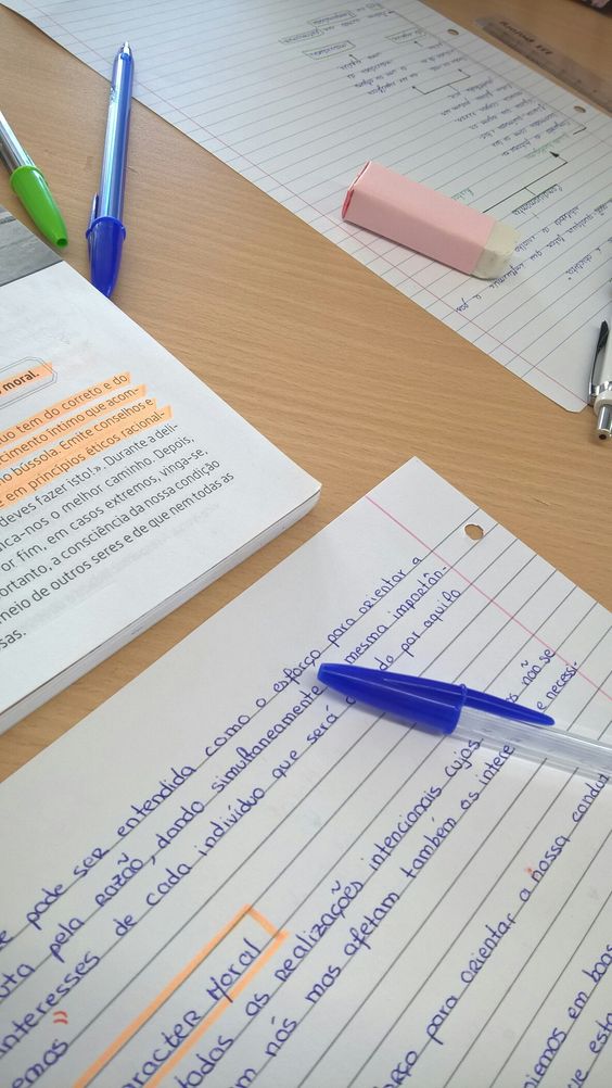 Estudiante de Derecho preparando sus apuntes