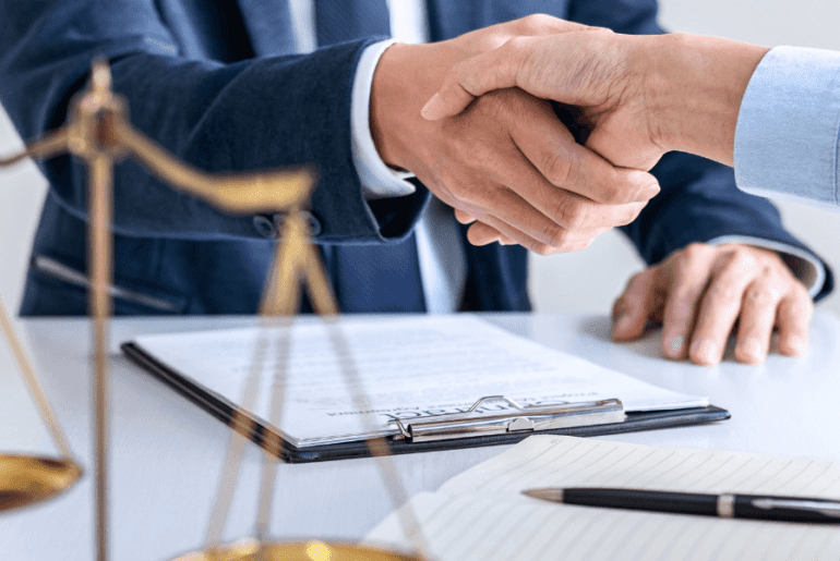 abogado brindando asesoria legal gratuita familiar