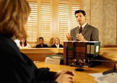 Qué carreras tienen que ver con Derecho 3 Abogado en una sala de juicios