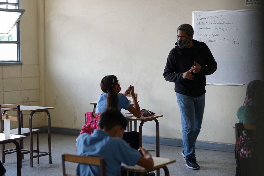 abogado y estudiante discutiendo acoso escolar