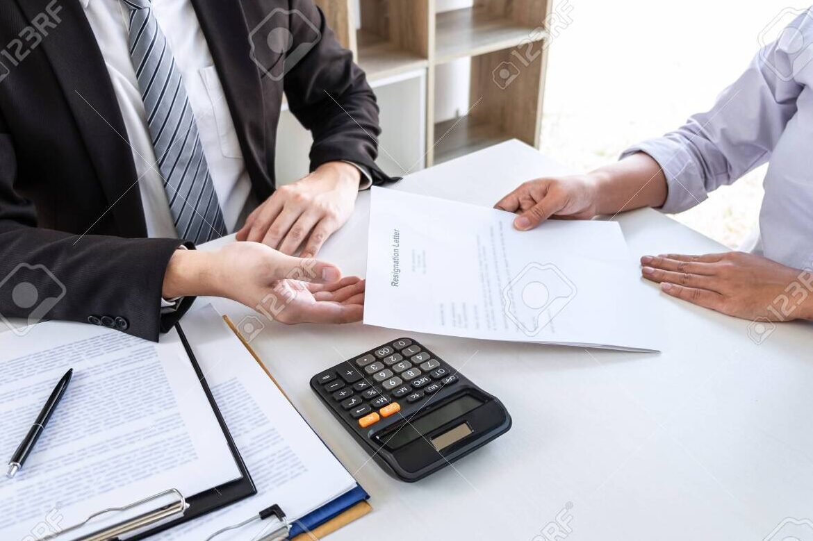 cliente entregando carta de renuncia al abogado