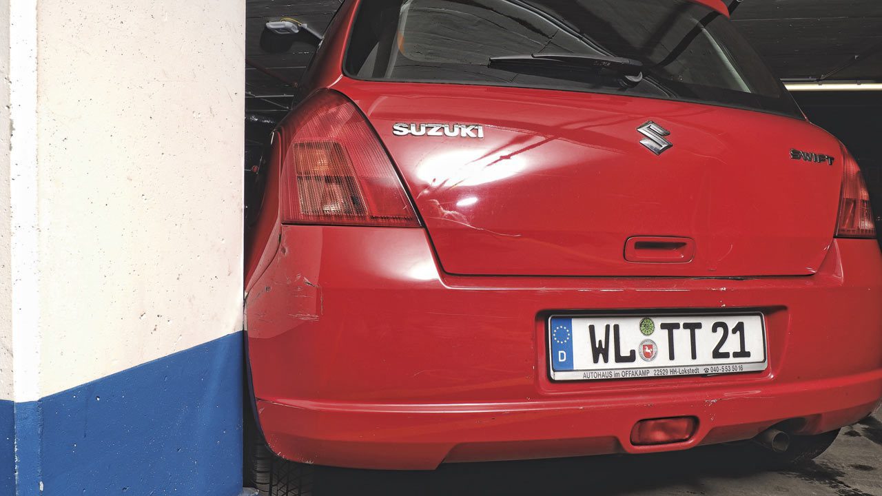 Vehículo con rayones en el garaje