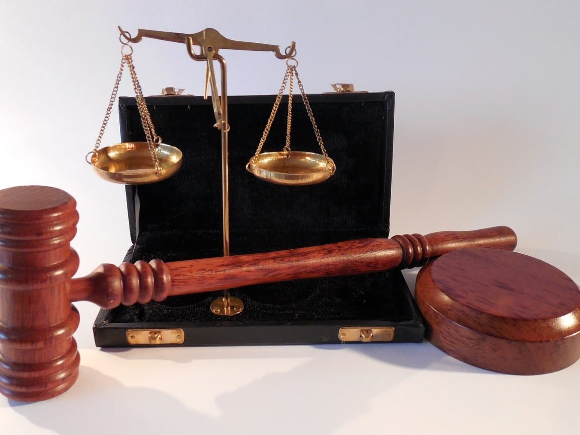 comparing federal and common crimes legal hammer and scale