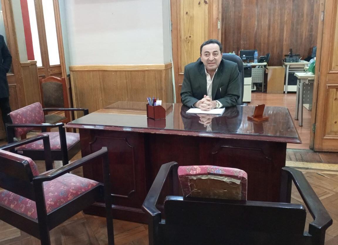 concejal trabajando en su oficina