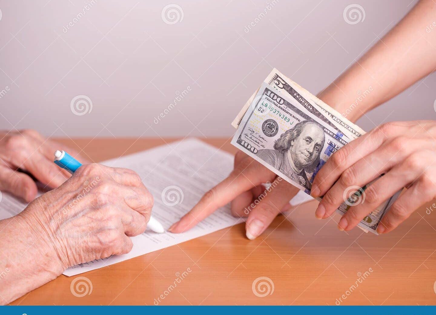 Contrato a título oneroso: descubre su importancia y claves jurídicas 1 contract signing with money