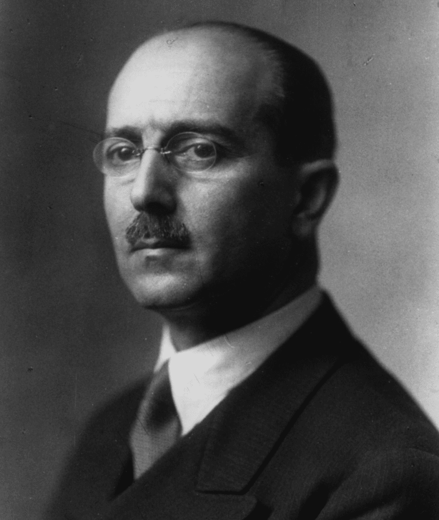 Retrato de Hans Kelsen en su estudio