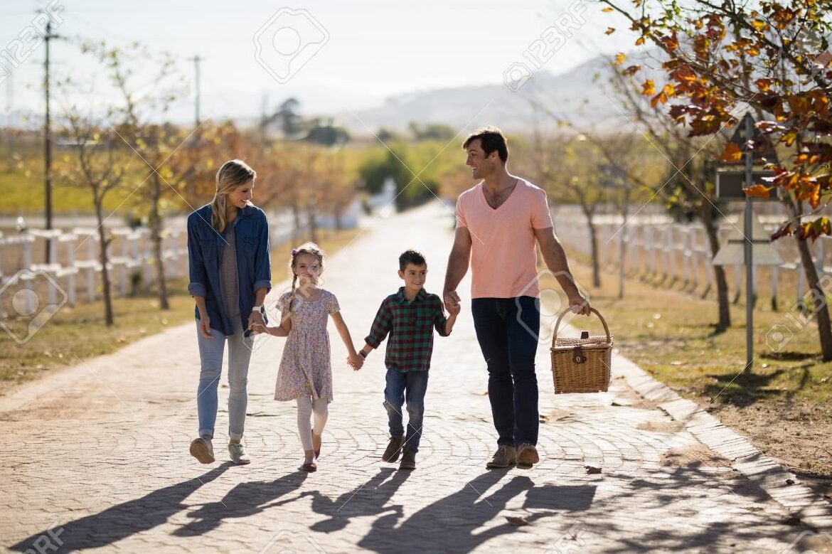 Jubilación anticipada por hijo con discapacidad: requisitos legales 1 family walking on a sunny day