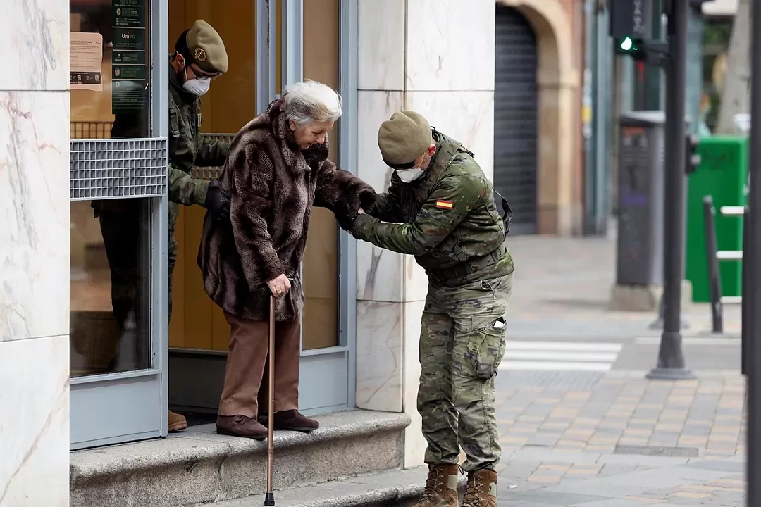 guardia civil patrullando en las calles de espana
