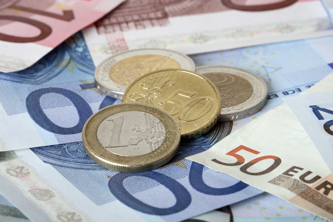 hand holding money with ibi tax form