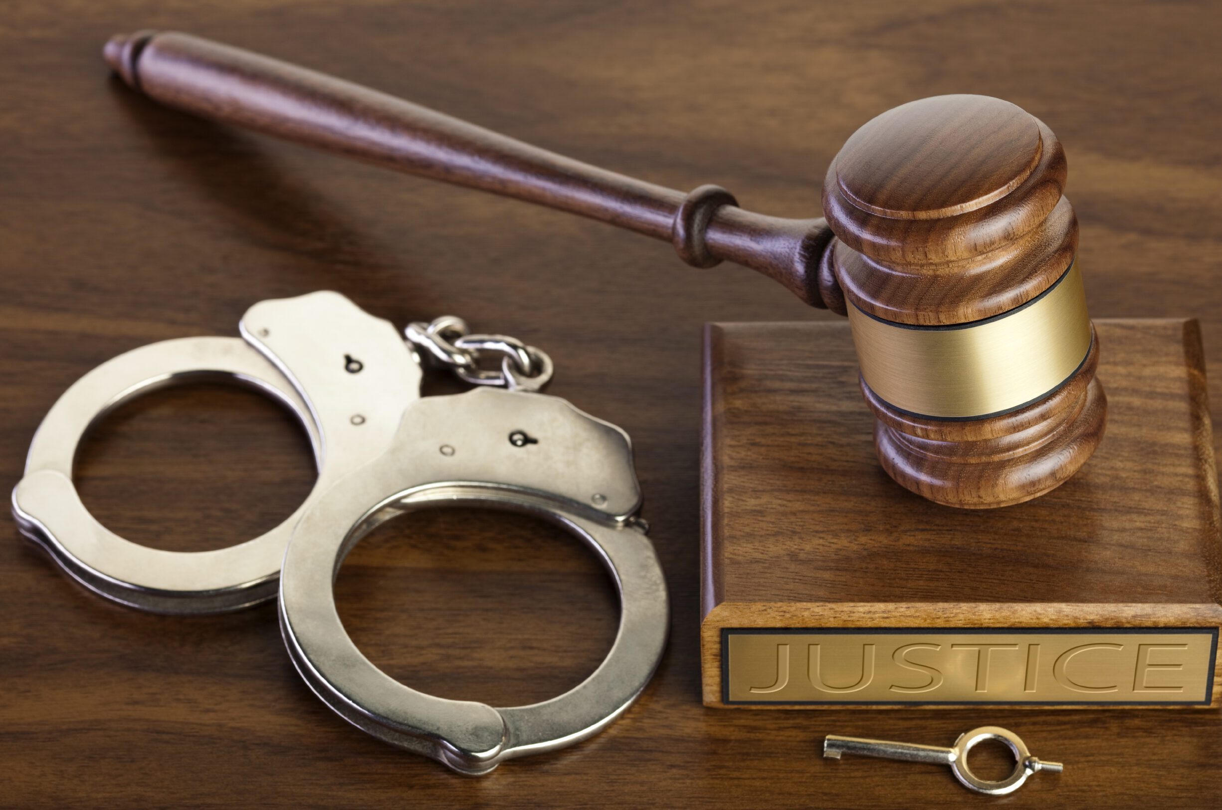 handcuffs and gavel symbolizing criminal behavior in colombia