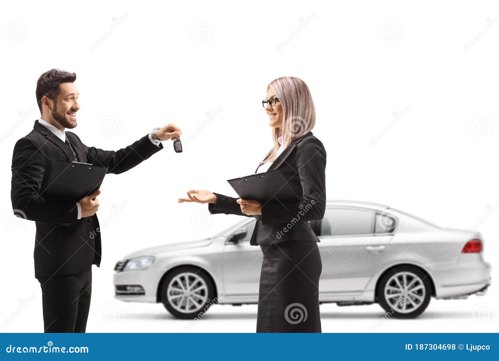 hombre de traje entrega las llaves un auto plateado una joven empresaria aislada fondo blanco 187304698
