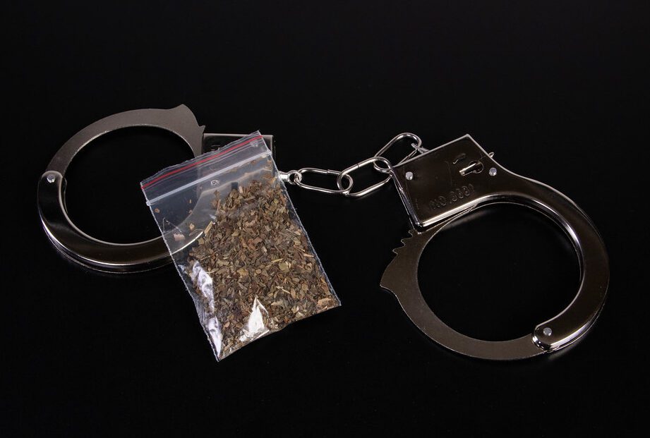 Multas por posesión de hachís: marco legal y consecuencias 1 image handcuffs and a bag of cannabis