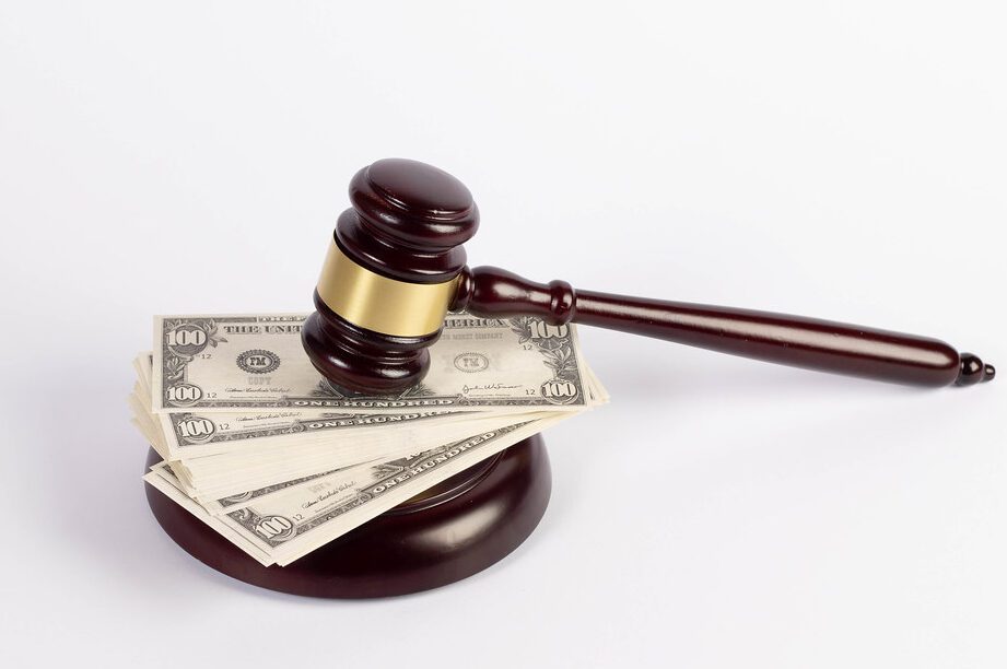 Responsabilidad de gastos legales: ¿Quién paga las costas judiciales? 1 judges gavel and money