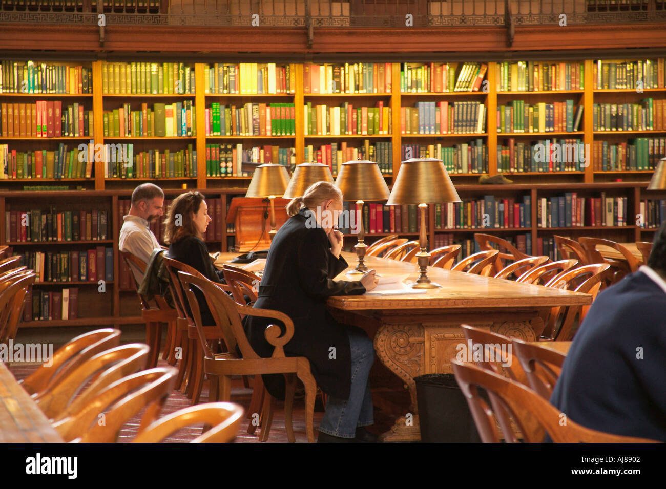 las personas leyendo y estudiando en la principal sala de lectura en la biblioteca publica de nueva york en midtown manhattan nueva york ny aj8902