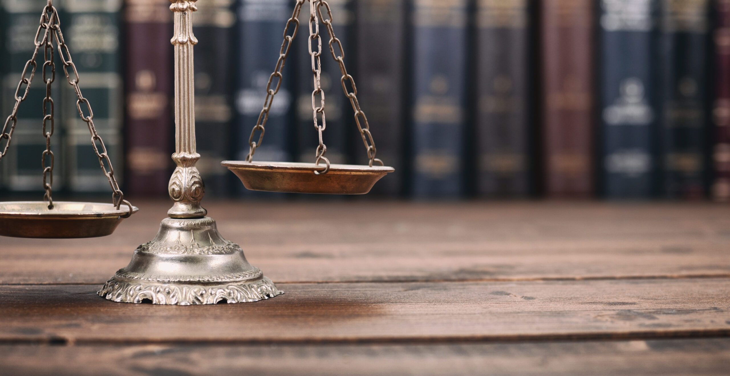 Código de Ética del Licenciado en Derecho: Principios éticos y su relevancia 1 law book with scales of justice scaled