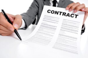 manos firmando contrato de constitucion empresarial