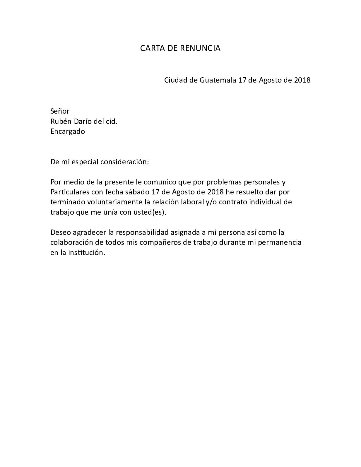 Cómo saber si alguien te ha puesto una denuncia 3 Persona recibiendo una carta de denuncia