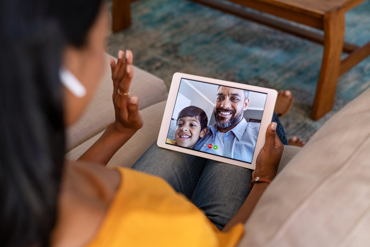 padre e hijo separados por la distancia