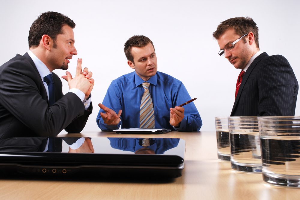 persona mediando en una mesa de negociacion