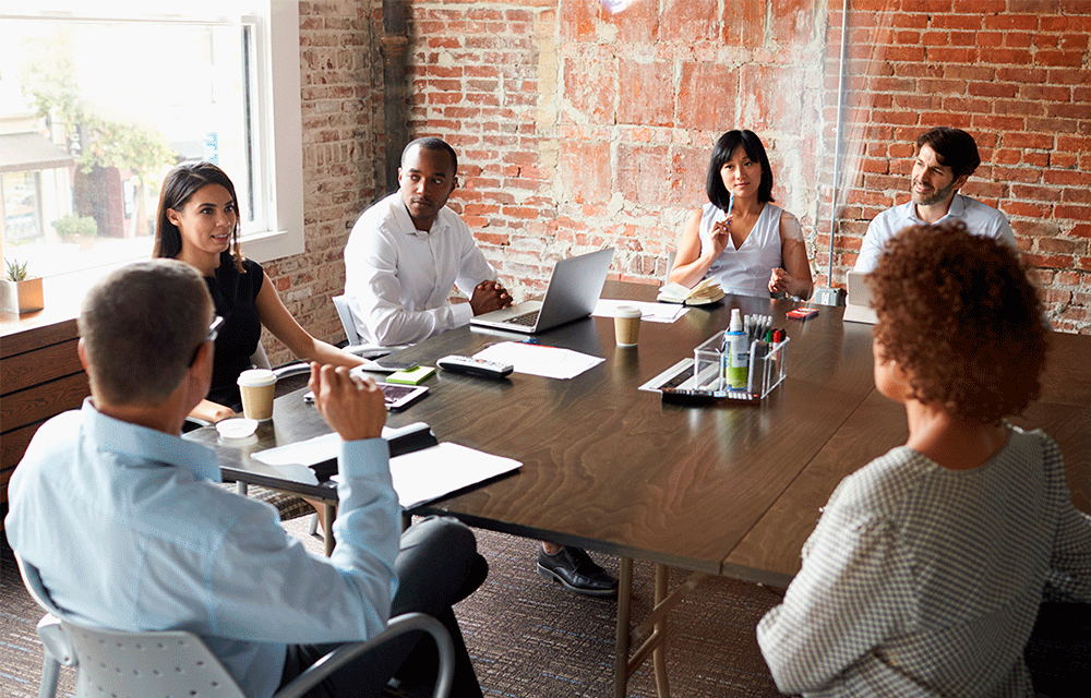 personas trabajando juntas en una empresa 1