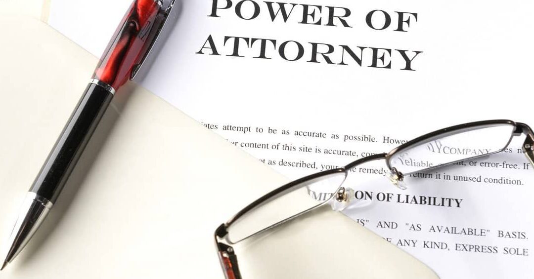 La carta poder: ¿Cómo funciona y cuándo utilizarla en asuntos legales? 1 power of attorney form with pen and glasses