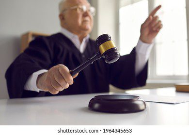 Juez dictando sentencia en un juicio