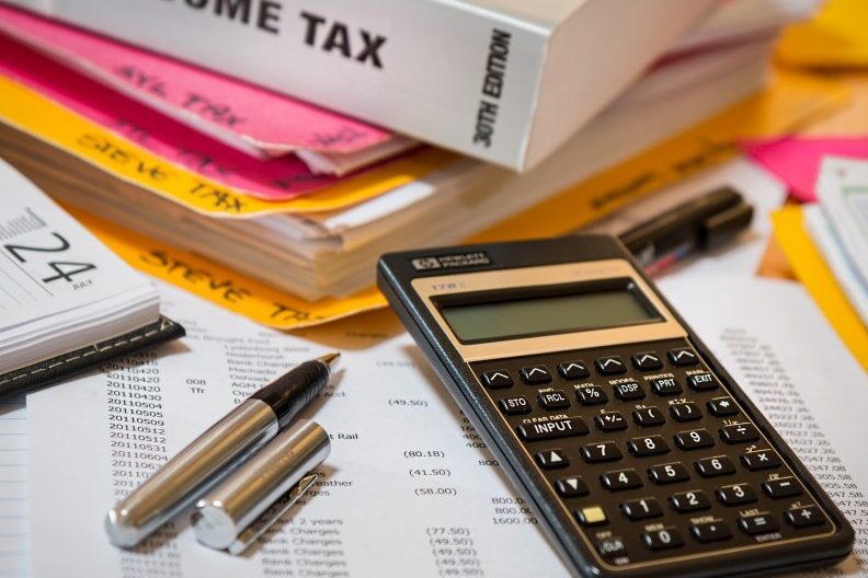 IVA Crédito Fiscal: Activo o Pasivo, ¿cómo afecta tus finanzas? 1 stack of tax documents and calculator