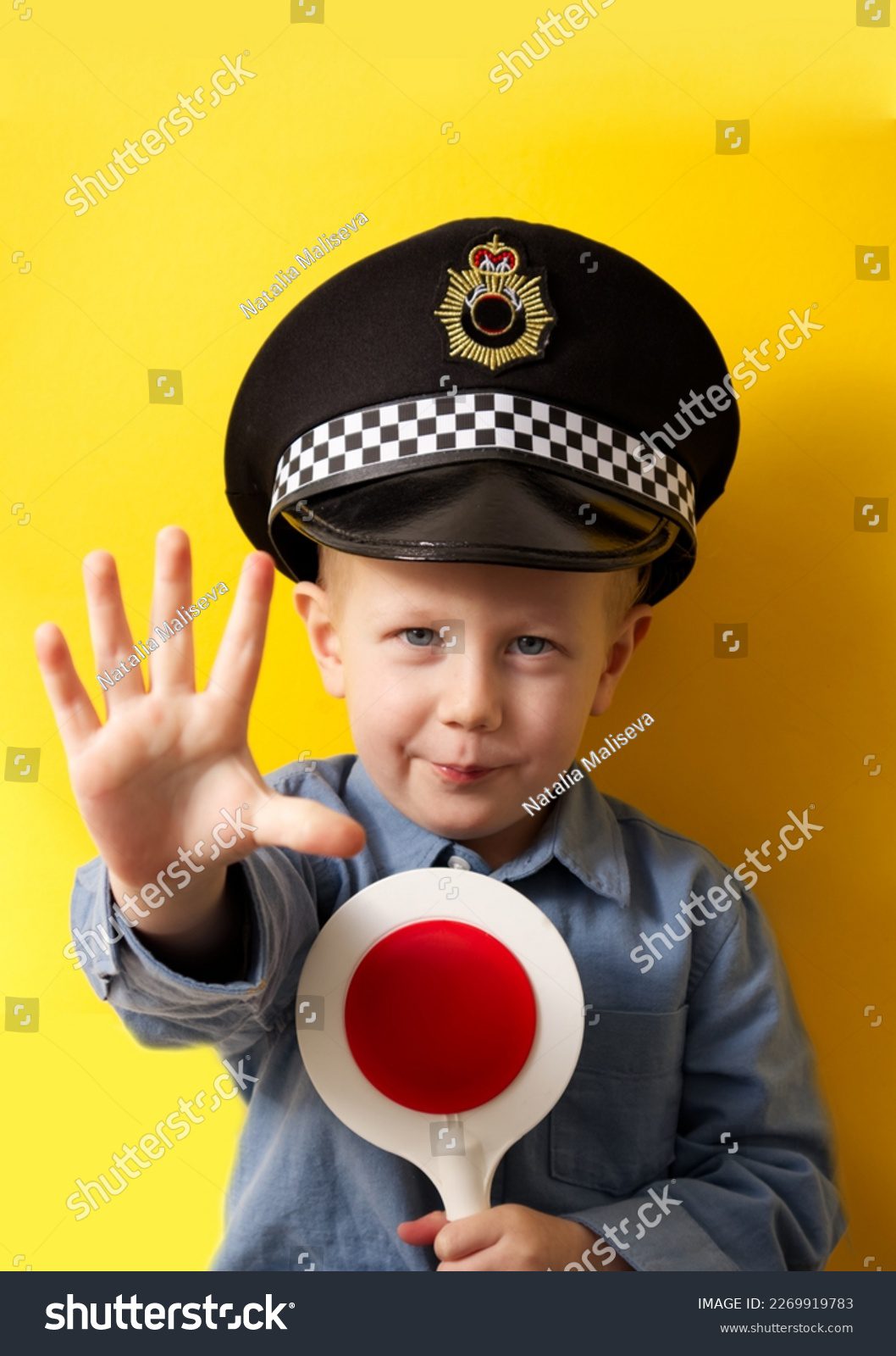 Niño disfrazado de policía jugando felizmente