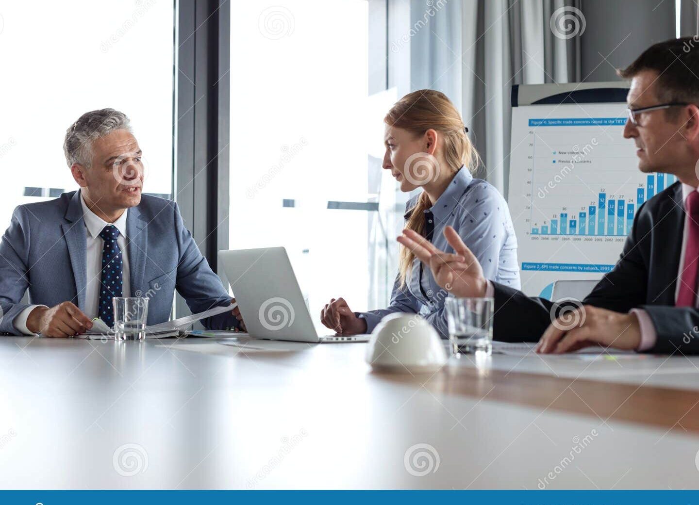 Reuniones con la empresa: Horas sindicales, ¿sí o no? Descubre la respuesta aquí 1 two people having a discussion in a meeting room