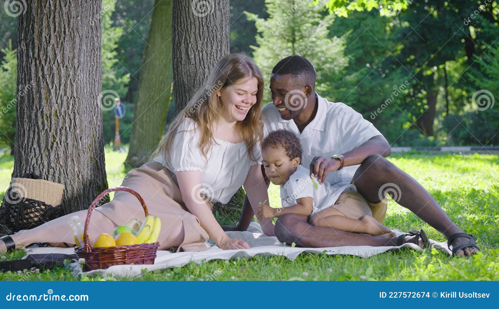Qué pasa si soy extranjero y tengo un hijo en España 1 una linda familia multicultural tuvo un picnic en el parque mama papa e hijo se sentaron manta al lado de canasta comida dia 227572674