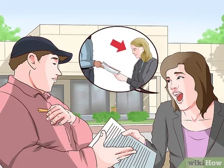 Mujer entregando una notificación judicial