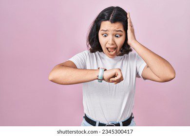 Personas mirando relojes con expresión preocupada